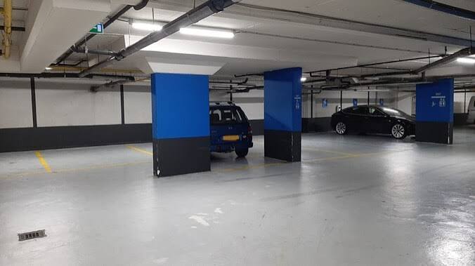 Interieur en parkeervakken Markthof